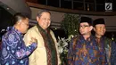 Ketum Partai Demokrat Susilo Bambang Yudhoyono berbincang dengan Presiden PKS Sohibul Iman dan Ketua Majelis Syuro PKS Salim Segaf Al-Jufri jelang pertemuan tertutup di Gran Melia, Jakarta, Senin (30/7). (Liputan6.com/Herman Zakharia)