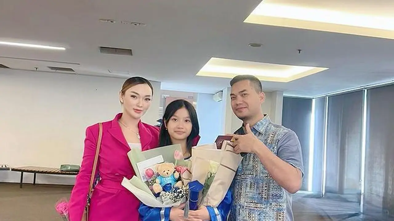 Zaskia Gotik dan Imel Putri Cahyati kompak hadiri kelulusan anak