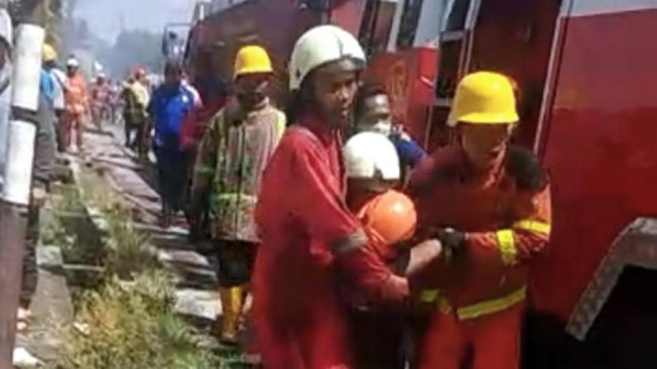 Petugas Damkar Pekanbaru menggotong rekannya yang meninggal dunia saat padamkan kebakaran gudang spiritus.