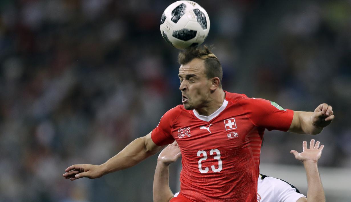 Aksi pemain Swiss, Xherdan Shaqiri menghalau bola dari kejaran pemain Kosta Rika pada laga terakhir grup E Piala Dunia 2018 di Nizhny Novgorod Stadium, Nizhny Novgorod, Rusia, (27/6/2018). Swiss bermain imbang 2-2 dengan Los Ticos. (AP/Natasha Pisarenko)