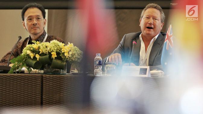 Chairman Fortescue Metals Group, Andrew Forrest (kedua dari kanan) dan President Commissioner Emtek, Eddy Sariaatmadja (kiri) membuka Process Business Forum 2018, yang diikuti pebisnis dari beberapa negara di Bali, Senin (6/8). (Liputan6.com/Johan Tallo)