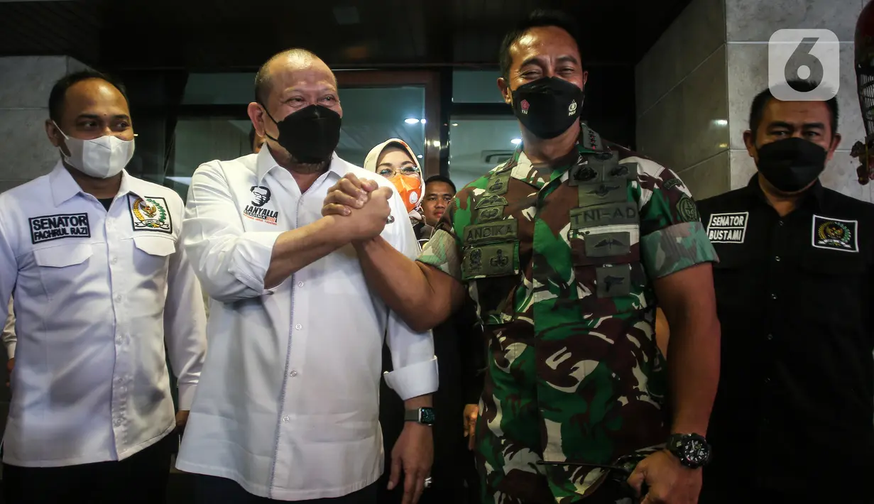 Panglima TNI Jenderal TNI Andika Perkasa bersalaman dengan Ketua DPD RI AA LaNyalla Mahmud Mattaliti di kawasan Kuningan,  Jakarta Selatan, Rabu (24/11/2021). Pertemuan berlangsung tertutup, Panglima TNI dalam beberapa hari ini melakukan kunjungan ke berbagai tempat. Liputan6.com/Johan Tallo)