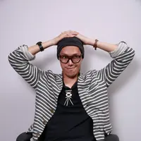 Pria bernama lengkap Rhesa Adityarama ini mendonasikan rambutnya sebagai bentuk kepedulian bagi anak-anak penderita kanker. (Deki Prayoga/Bintang.com)