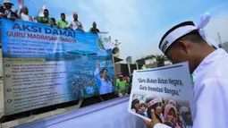 Ratusan tenaga pengajar dan pendidik yang tergabung dalam Perkumpulan Guru Madrasah Indonesia menggelar aksi unjuk rasa di depan Gedung MPR/DPR/DPD RI, Jakarta, Rabu (11/2/2026). Tampak dalam foto, para guru madrasah swasta dari berbagai daerah di Indonesia saat melakukan aksi unjuk rasa di depan Gedung MPR/DPR/DPD RI, Jakarta, Rabu (11/2/2026). (Kapanlagi.com/Budy Santoso)