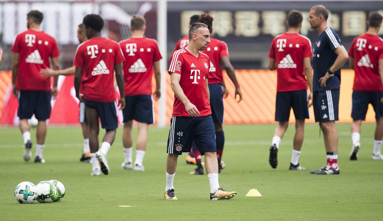 Gelandang Bayern Munchen, Franck Ribéry, mengikuti sesi latihan di Shanghai, Selasa (18/7/2017). Bayern Munchen akan menghadapi Arsenal pada laga turnamen pramusim bertajuk International Champions Cup. (AFP/Johannes Eisele)