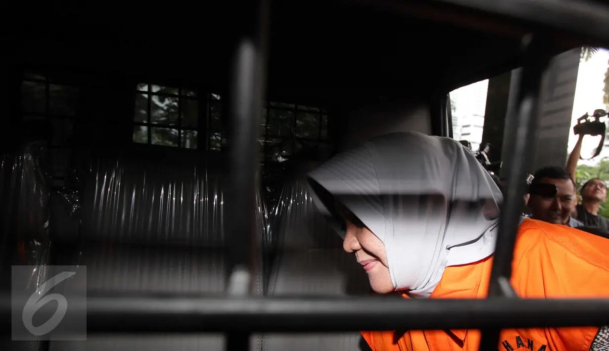 Anggota DPRD Provinsi Sumatera Selatan, Lucianty sekaligus istri dari Bupati Musi Banyuasin saat memasuki mobil tahanan, Jakarta, Jumat (18/12). KPK telah menetapkan 10 orang sebagai tersangka dalam perkara tersebut. (Liputan6.com/Helmi Afandi)
