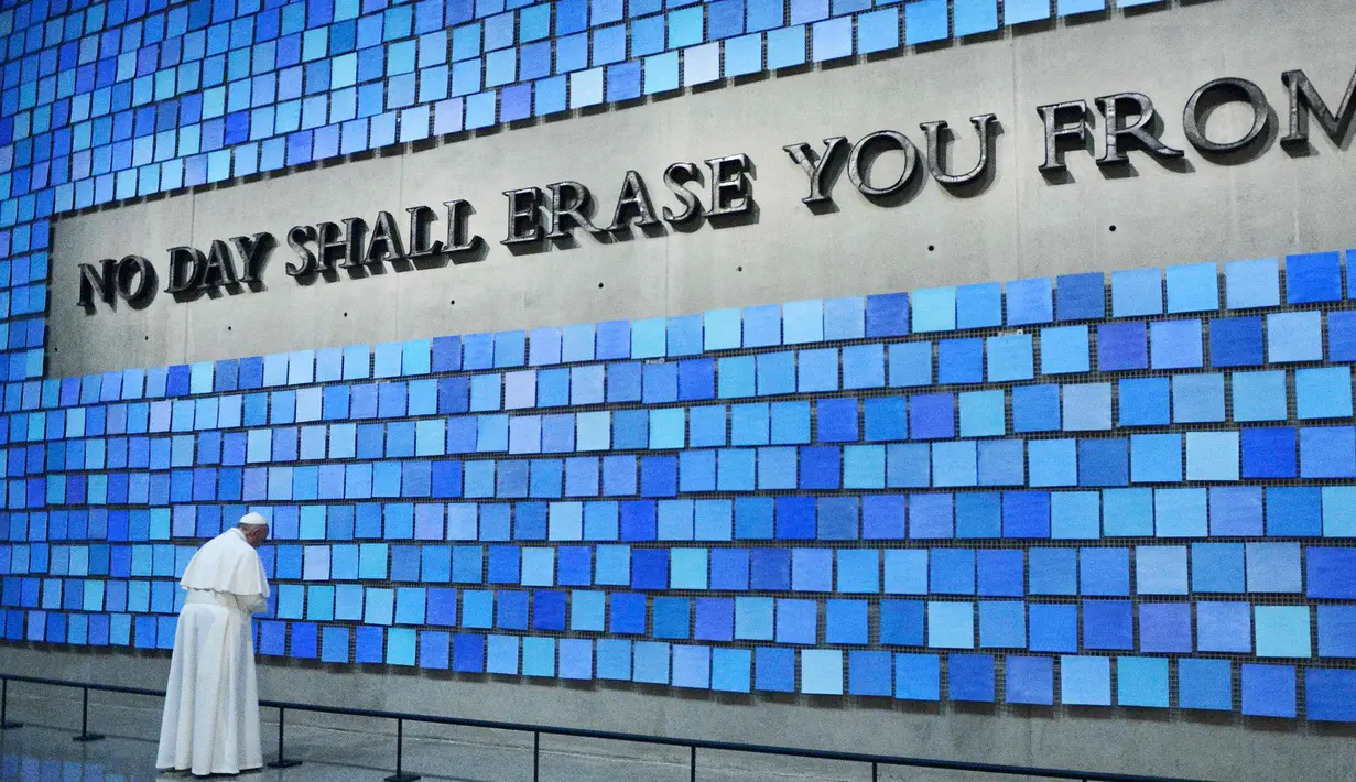 Paus Fransiskus mengunjungi Museum 11 September di kota New York, Jumat (25/9/2015). Paus Fransiskus sedang melakukan kunjungan selama enam hari ke Amerika Serikat. (REUTERS/Susan Watts/Daily News/POOL)