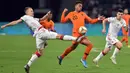Striker Belanda, Donyell Malen, berusaha melewati bek Belarusia, Denis Polyakov, pada laga Kualifikasi Piala Eropa 2020 di Minsk, Minggu (13/10). Belarusia kalah 1-2 dari Belanda. (AFP/Sergei Gapon)