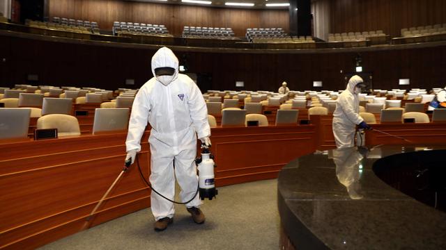 Virus COVID-19 Makin Melonjak di Korsel, Gereja hingga Stasiun Disemprot Disinfektan