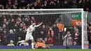 Memanfaatkan kesalahan fatal Dominik Szoboszlai pada menit ke-40, gelandang Barnsley Adam Philips berhasil mencetak gol ke gawang Liverpool sekaligus memperpendek ketinggalan gol. Skor 2-1 bertahan hingga babak pertama usai. Tampak dalam foto, gelandang Barnsley asal Inggris, Adam Phillips merayakan gol pertama timnya saat pertandingan putaran ketiga Piala FA Inggris melawan Liverpool di Stadion Anfield, pada Senin 12 Januari 2026 waktu setempat atau Selasa (13/1/2026) dini hari WIB. (PETER POWELL/AFP)