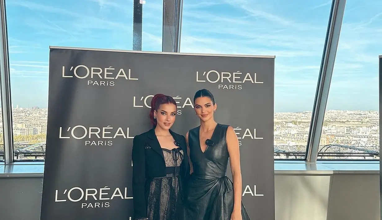 Saat bertemu, keduanya kompak mengenakan busana serba hitam. Tasya tampil glam dengan dress lace dipadukan crop top jaket, serta Kendall dress kulit tanpa lengan. [@tasyafarasya]