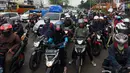 Sejumlah pemudik sepeda motor mendominasi jalur pantai utara (pantura) Cirebon, Jawa Barat, Kamis (22/6). Tiga hari menjelang lebaran, pemudik pengguna sepeda motor yang melintas di jalur Cirebon meningkat signifikan. (Liputan6.com/Johan Tallo)