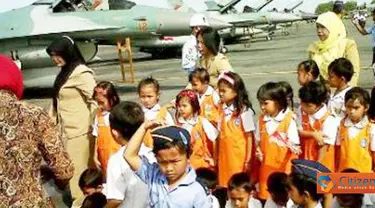 Citizen6, Kalimantan: Para murid TK Angkasa sangat antusias ketika berfoto dengan Pesawat F-16 di Lanud Syamsuddin Noor, Selasa (14/6). (Pengirim: Hendra)