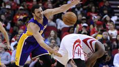 Pemain Los Angeles Lakers, Larry Nance, Jr. (kiri) berusaha menjangkau bola saat berhadapan dengan pemain Houston Rockets, James Harden (kanan) pada laga NBA di Toyota Center, Houston, (08/12/2016).  (AP/George Bridges)