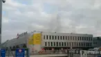 Asap hitam terlihat mengepul dari bandara Zaventem di Brussel, setelah terjadi ledakan, Belgia, Selasa (22/3). Sedikitnya 13 orang tewas akibat dua ledakan beruntun yang mengguncang ruang keberangkatan bandara tersebut. (REUTERS/Peter van Rossum)