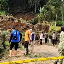 Tebing 30 Meter Longsor Tutup Jalan Dua Desa di Magetan
