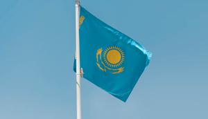 Bendera Kazakhstan. (aboodi vesakaran/Unsplash)