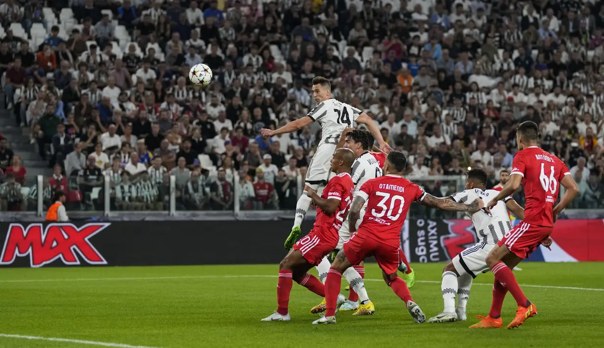 Penyerang Juventus Arkadiusz Milik mencetak gol ke gawang Benfica dalam duel matchday 2 Grup H Liga Champions 2022/2023 di Allianz Stadium, Kamis (15/9/2022) dini hari WIB. Juventus dipermalukan tamunya Benfica dengan skor 1-2. (AP Photo/Antonio Calanni)