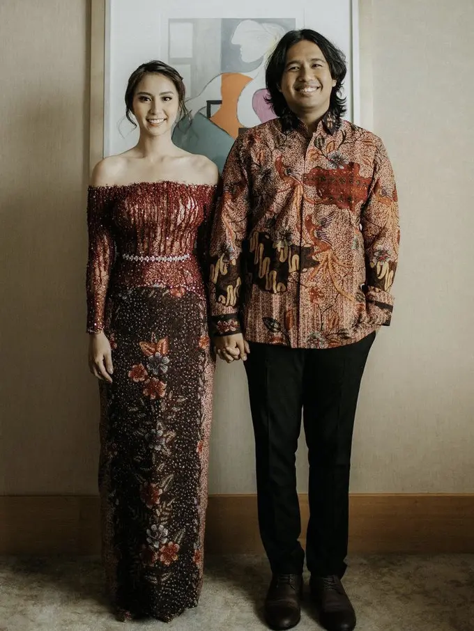 Potret Calon Istri Joshua Suherman Anggun Kenakan Kebaya Merah