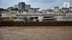 Aktivitas pekerja saat menyelesaikan proyek Sodetan Ciliwung di Bidara Cina, Kecamatan Jatinegara, Jakarta Timur, Senin (8/5/2023). (merdeka.com/Iqbal S. Nugroho)