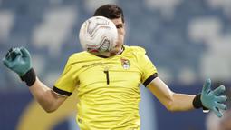 Uruguay yang harus menang jika ingin lolos ke babak selanjutnya gagal memanfaatkan banyak peluang mencetak gol usai kiper Bolivia Carlos Lampe tampil apik menghalau sejumlah pemain Uruguay untuk mencetak gol. (Foto: AP/Andre Penner)