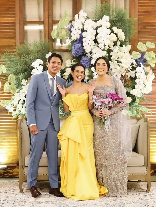 Hari itu, Andien terlihat begitu cantik dan anggun dalam balutan gaun cerah berwarna kuning. Ia melengkapi penampilannya dengan koleksi perhiasan mewah dari anting hingga kalung. (instagram.com/andienaisyah)