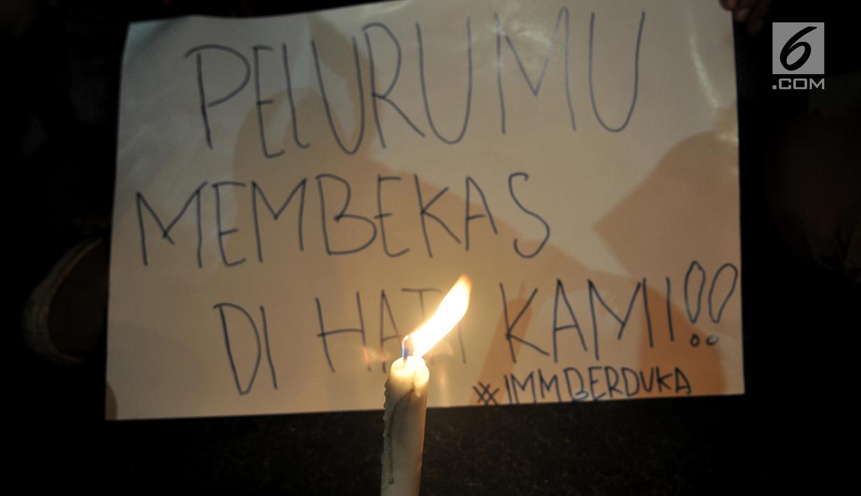 Mahasiswa Ikatan Mahasiswa Muhammadiyah (IMM) melakukan aksi solidaritas di depan Gedung Muhammadiyah, Jakarta, Kamis (26/9/2019). Aksi itu mendoakan almarhumah Randi, salah satu mahasiswa Universitas Haluoleo yang tewas saat dmeonstrasi di depan kantro DPRD Sulut. (merdeka.com/Iqbal S Nugroho)