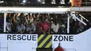 Kapal penyelamat Open Arms yang membawa imigran tiba di pulau Lampedusa di Sisilia, Italia selatan (20/8/2019). Sebelumnya permintaan untuk berlabuh di Italia ditolak, kapal Open Arms yang membawa imigran Afrika akhirnya diizinkan. (AP Photo/Salvatore Cavalli)