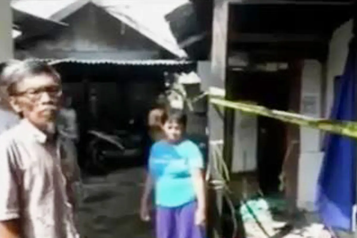 Warga Rusak Rumah Orang yang Diduga Pembunuh Bocah dalam Karung