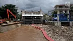 Petugas Dinas Lingkungan Hidup Pemprov DKI saat membersihkan sampah yang memenuhi sekitar Pintu Air Manggarai, Jakarta, Minggu (8/4). Sebanyak 312 meter kubik sampah ranting pohon dan plastik styrofoam memenuhi pintu air. (Merdeka.com/Iqbal Nugroho)