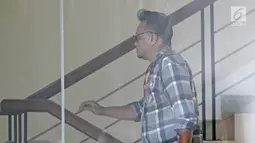 Tersangka mantan Direktur PT Murakabi Sejahtera, Irvanto Hendra Pambudi menaiki tangga di gedung KPK, Jakarta, Jumat (9/3). Irvanto menjalani pemeriksaan perdana pasca penetapannya sebagai tersangka kasus E-KTP. (Liputan6.com/Herman Zakharia)
