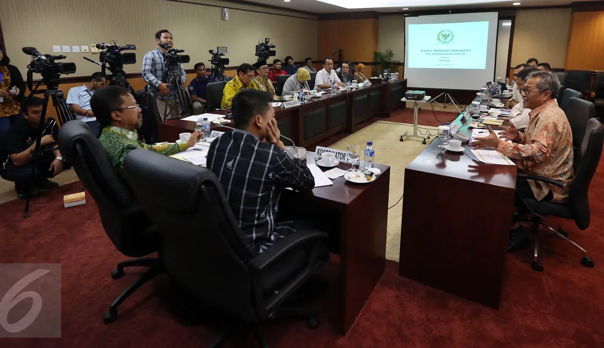 Rapat dengar pendapat Dirut Bulog Djarot Kusumayakti dengan TIM 10 DPD RI di Kompleks Parlemen, Jakarta, Selasa (4/10). Rapat meminta penjelasan Perum Bulog terkait kasus suap kuota impor gula yang diduga melibatkan Irman Gusman (Liputan6.com/Johan Tallo)