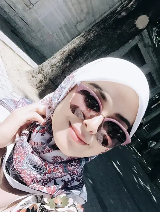 Sampai saat ini, Vebby sendiri belum memberikan konfirmasi sejak kapan ia resmi mengenakan hijab. (Foto: instagram.com/vebbypalwinta)