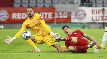 Pemain Bayern Munchen Robert Lewandowski (kanan) berduel dengan kiper Eintracht Frankfurt Kevin Trapp dalam pertandingan semi final Piala Jerman di Allianz Arena, Munchen, Jerman, Rabu (10/6/2020). Bayern Munchen menang 2-1 dan lolos ke final. (Kai Pfaffenbach Pool via AP)