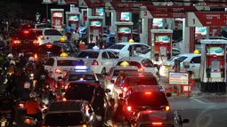 Senin (17/11/2014), SPBU Kuningan, Jakarta, tampak dipadati ratusan kendaraan yang mengantre untuk mengisi BBM. (Liputan6.com/Miftahul Hayat)