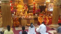 Umat Buddha menghadiri perayaan Waisak di Wihara Ekayana Arama – Indonesia Buddhist Centre, Jakarta Barat (Liputan6.com/HO)