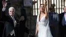 Model dan presenter Pilar Rubio bersama ayahnya menyapa awak media saat tiba di gereja dalam upacara pernikahannya di Katedral Seville, Spanyol (15/6/2019). Sergio Ramos dan Pilar Rubio telah memiliki tiga putra yaitu, Sergio, Marcos, dan Alejandro. (AP Photo/Antonio Pizarro)