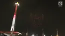 Atraksi 300 Drone membuat gambar Burung Garuda saat acara hitung mundur Asian Games 2018 di Monas, Jakarta, Jumat (18/8). Asian Games 2018 ini bertema Energy Of Asia (Liputan6.com/Herman Zakharia)