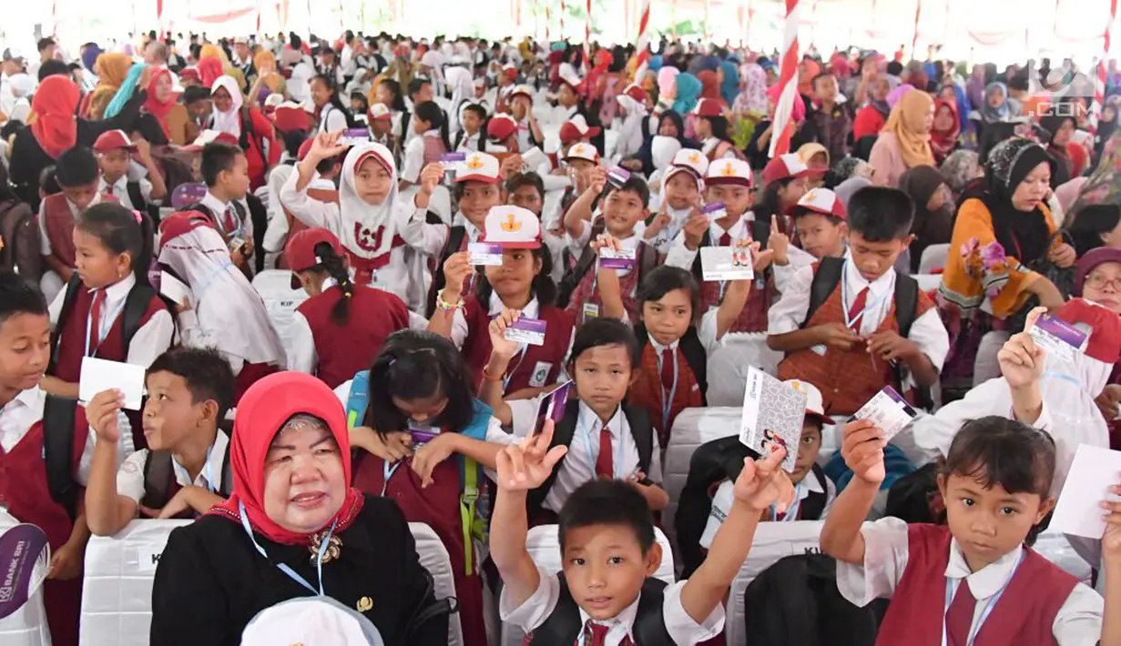 Sejumlah siswa menunjukkan KIP usai diserahkan Presiden Jokowi di SMA Negeri 1 Palembang, Sumatra Selatan (22/1). Jokowi berharap dengan bantuan tersebut dapat membantu keluarga dan anak-anak Indonesia. (Liputan6.com/Pool/Biro Setpres)
