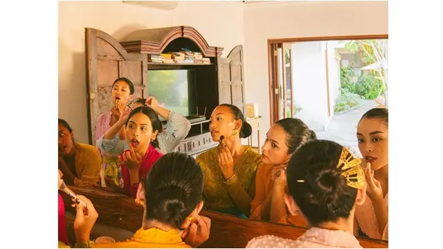 7 Potret Maudy Ayunda untuk Bridal Shower Sahabat, Anggun Pakai Kebaya