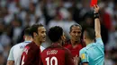 Bek Portugal, Bruno Alves, mendapat kartu merah setelah melanggar striker Inggris, Harry Kane, dalam laga persahabatan di Stadion Wembley, London, Kamis (2/6/2016). (AFP/Adrian Dennis)