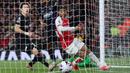 Bek Luton Town, Daiki Hashioka (kiri) mencetak gol bunuh diri saat menghadapi Arsenal pada laga pekan ke-31 Premier League 2023/2024 di Emirates Stadium, London, Rabu (3/4/2024) malam. (AFP/Adrian Dennis)