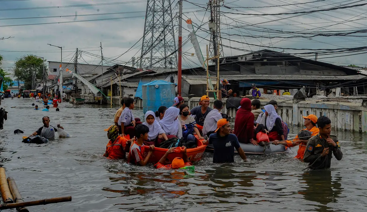 Sejumlah pelajar menggunakan perahu Badan Penanggulangan Bencana Daerah (BPBD) Jakarta untuk melintasi banjir pesisir atau rob di kawasan Muara Angke, Jakarta, Senin (16/12/2024). (merdeka.com/Arie Basuki)
