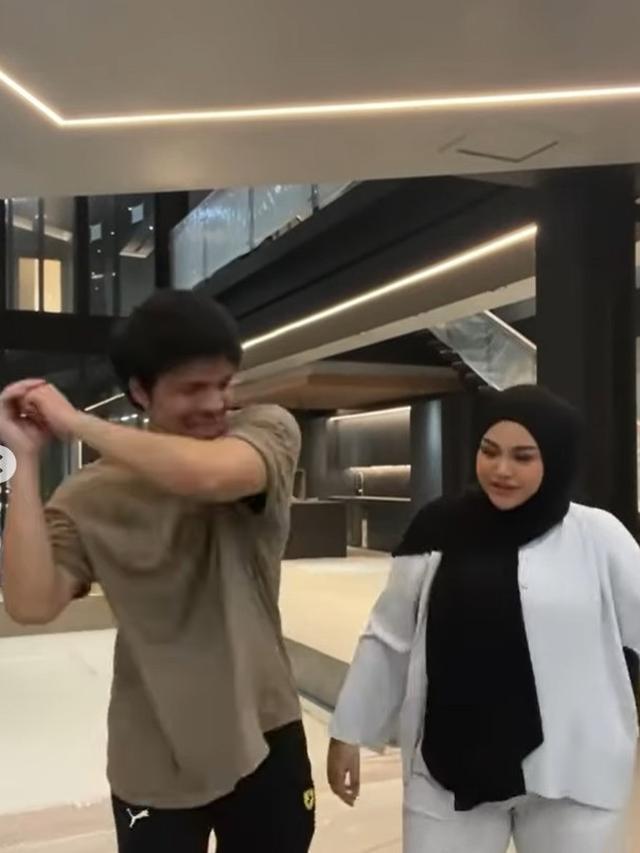 Potret Atta Halilintar dan Aurelie Hermansyah bikin TikTok di rumah baru (Sumber: Instagram/attahalilintar)