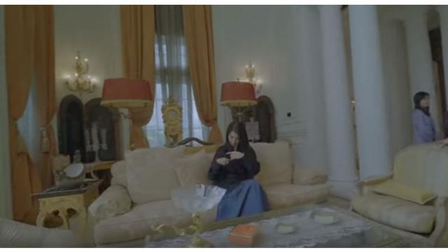 Terdapat sofa-sofa panjang dengan warna yang tidak terlalu mencolok, mampu memberikan suasana nyaman.