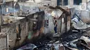 <p>Warga mencari barang-barang dari bangunan pascakebakaran yang melanda kawasan pemukiman di Jalan Manggarai Utara, Jakarta, Kamis (14/12/2023). (Liputan6.com/Herman Zakharia)</p>