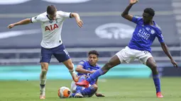 Pemain Leicester City Wilfred Ndidi (kanan) berebut bola dengan pemain Tottenham Hotspur Giovani Lo Celso pada pertandingan Premier League di Stadion Tottenham Hotspur, London, Minggu (19/7/2020). Tottenham Hotspur mencukur Leicester City 3-0. (Richard Heathcote/Pool Photo via AP)
