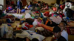 Warga korban banjir masih bertahan mengungsi di GOR Pengadegan, Jakarta, Selasa (7/1/2020). Masih banyaknya warga yang memilih bertahan di pengungsian lantaran kondisi rumah mereka belum memungkinkan untuk ditinggali dan belum adanya arahan dari kelurahan. (Liputan6.com/Faizal Fanani)