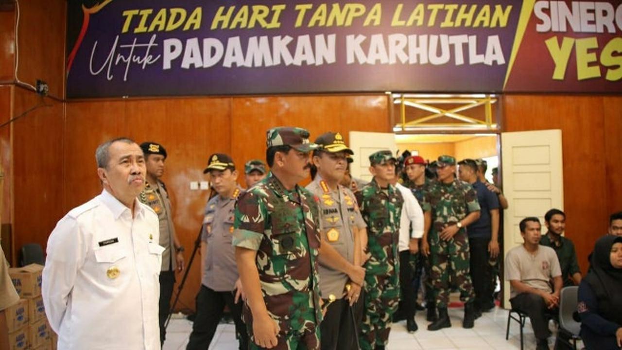 Panglima TNI dan Kapolri meninjau posko relawan karhutla yang dibuat Polda Riau di Pekanbaru.