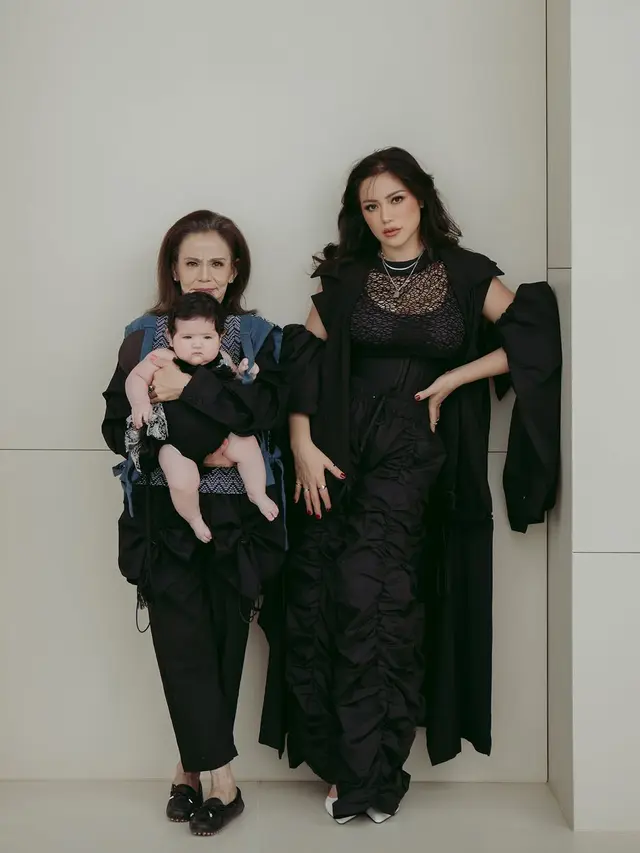 Gaya Pemotretan Tiga Generasi Jessica Iskandar Bersama Sang Ibu dan Buah Hati, Kompak Serba Hitam